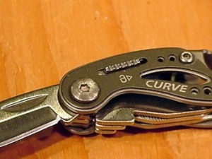 Curve blade lock